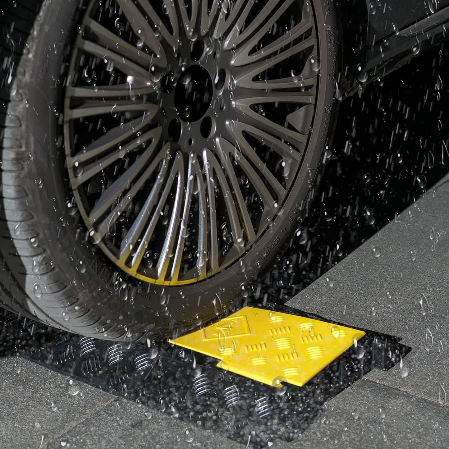 CXRCY Cable Ramp 2 Pack of 3 Channel PVC Rubber Cable Protector, 44000lbs Capacity Heavy Duty Speed Bumps Hose Cord Protector Ramps for Wire Hose Pipe Hider Driveway Outdoor