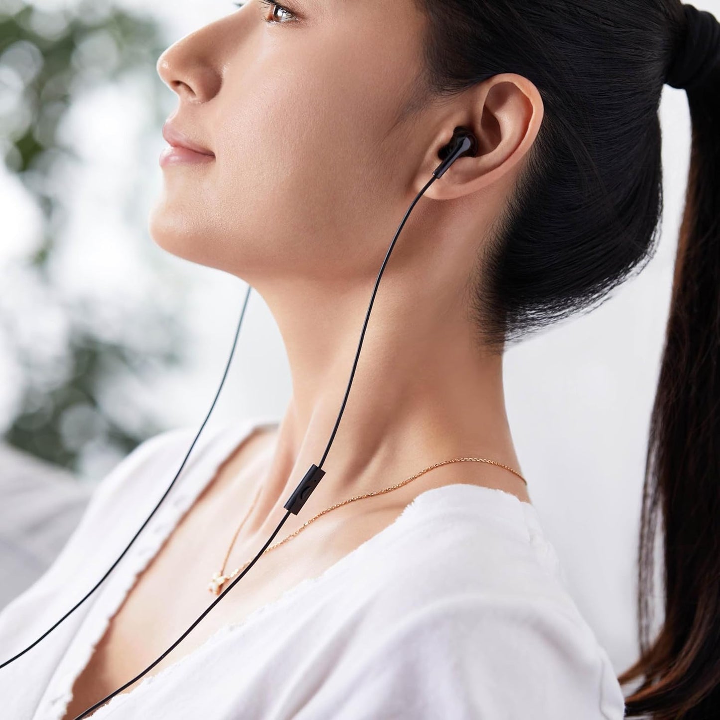 Amazon Basics Wired Earbuds with Microphone, In Ear Headphones, USB-C, 4.2 ft long cable, S/M/L Ear Tips, One size, Black